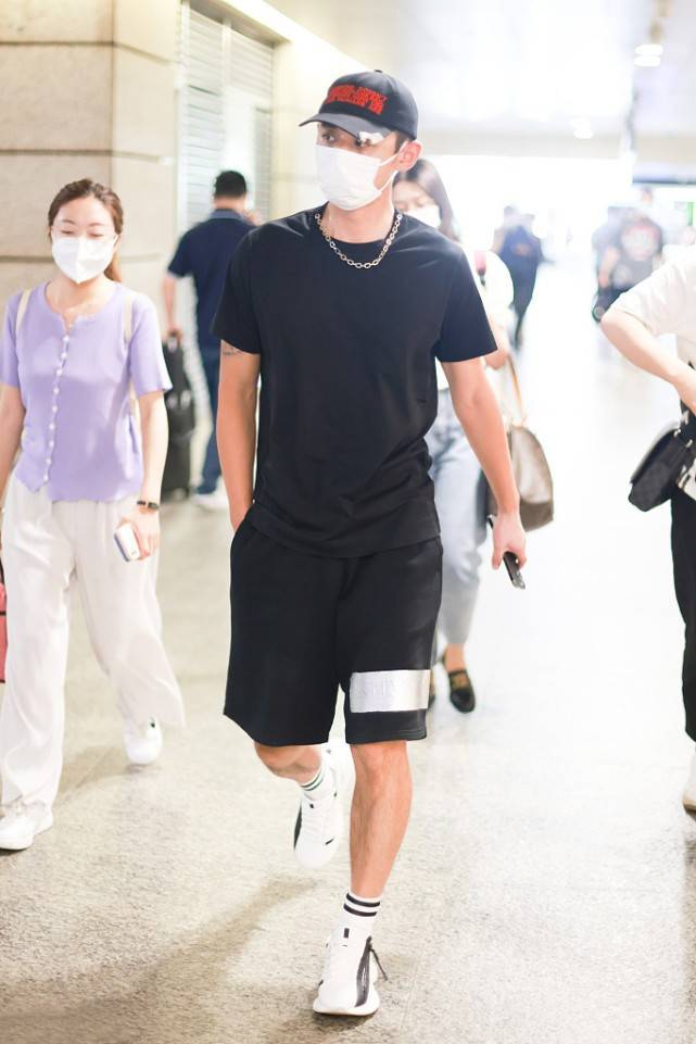 时尚|张继科时尚感真好，“机场秀”变身潮男，运动风这样穿活力十足