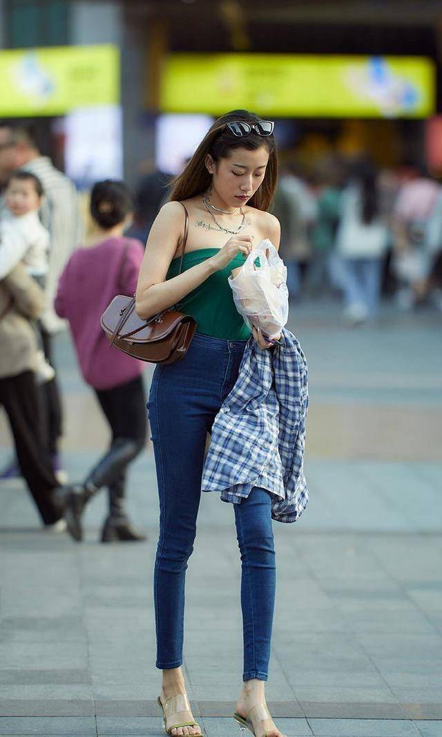 场合|鲜艳色调的打底裤穿搭,才能减少刻板感觉,比例也好