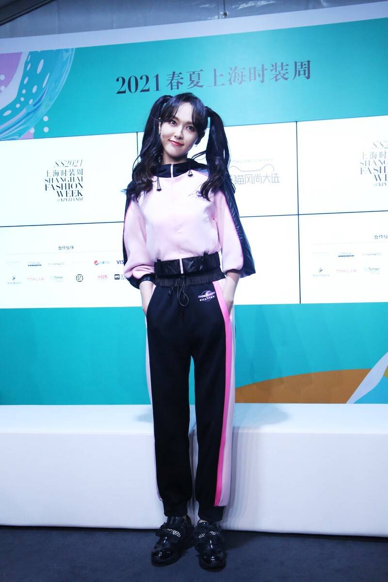 视觉|唐嫣气质真不一般,把“皱巴巴”的套装穿出高级,蓬松卷发很洋气