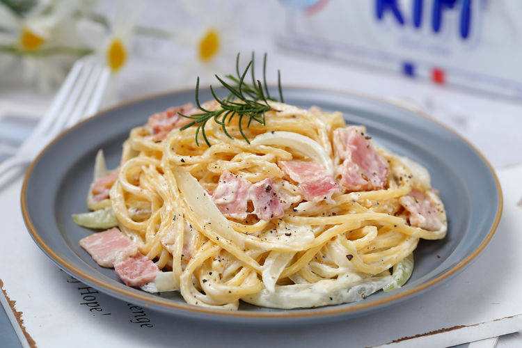 完美复刻西餐厅培根芝士意面,奶香浓郁好吃到舔盘,简单又实惠!_奶油