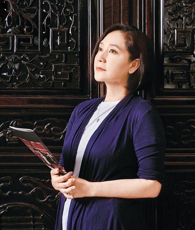 黑色|欧阳娜娜妈妈罕见和女儿同框，59岁还有玉女感，肌肤比女儿更白皙