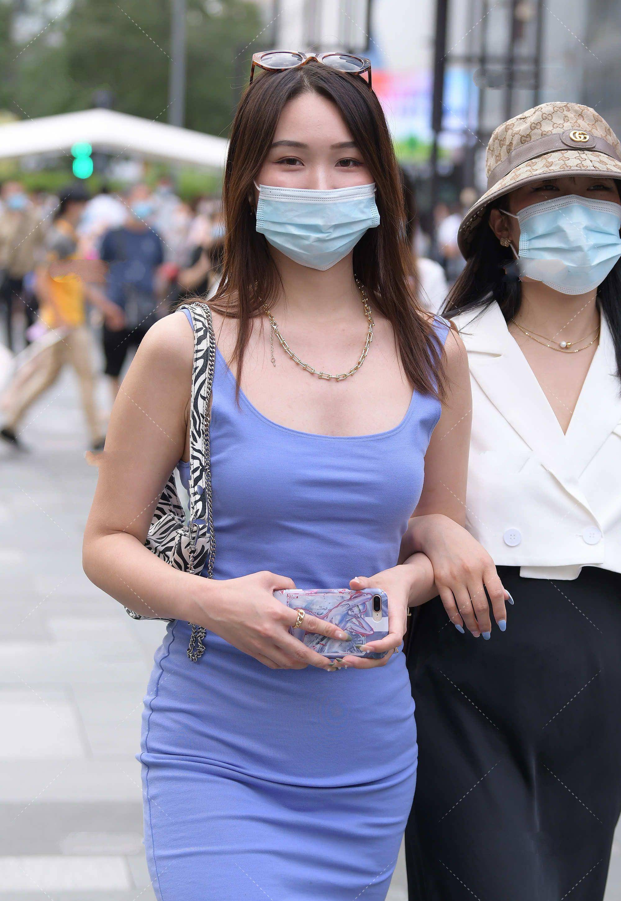 场合|蓝色修身裙，简单大气，无袖设计，更显清凉舒适