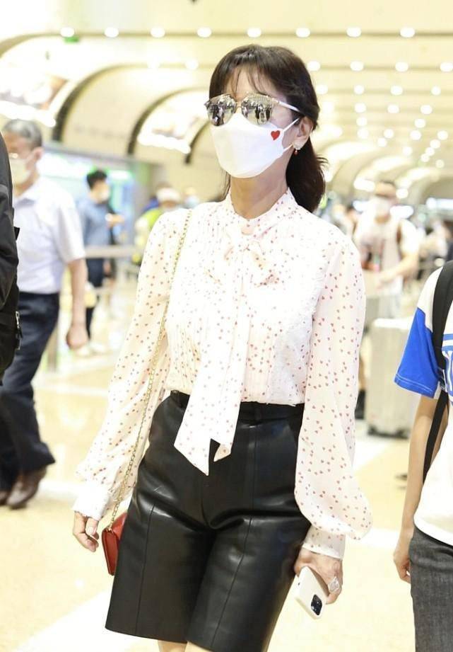 黑色|赵雅芝真是不服老，年轻人不敢试的中裤她轻松驾驭，配衬衫真耐看