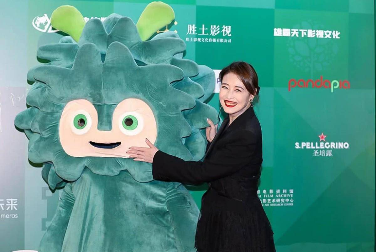 设计|53岁周海媚参加活动，穿西装在腰上加黑纱，竟显出蚂蚁腰！太会穿