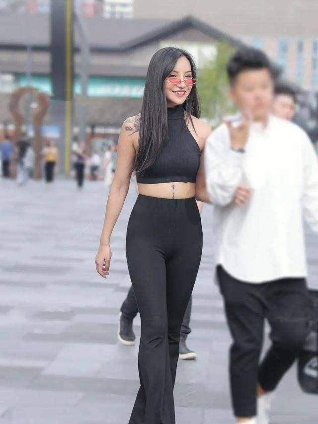 都能|“胯大肩宽”的女人,今夏流行“打底裤”,时髦修身游刃有余!