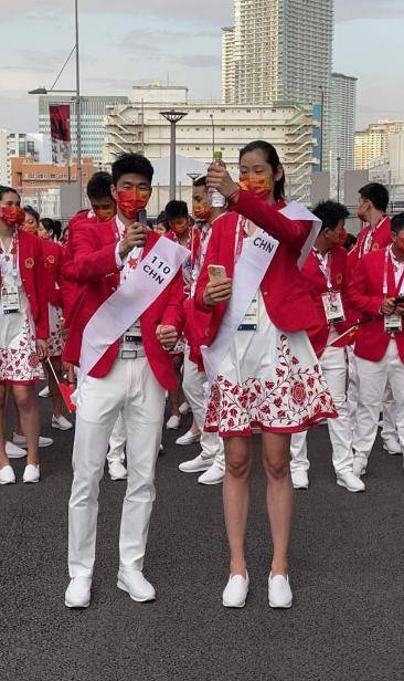 女神|朱婷穿红白印花裙亮相东奥，把女神范发挥淋漓尽致，喜庆十足