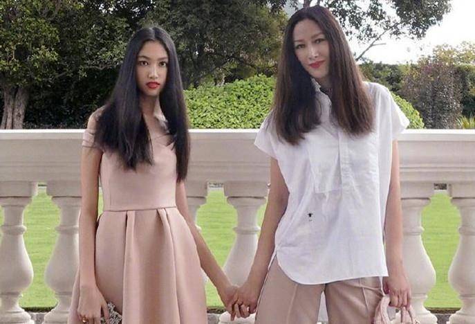 舞台|任达华女儿首登T台与刘雯同台走秀，琦琦大赞：走得跟超模一样好