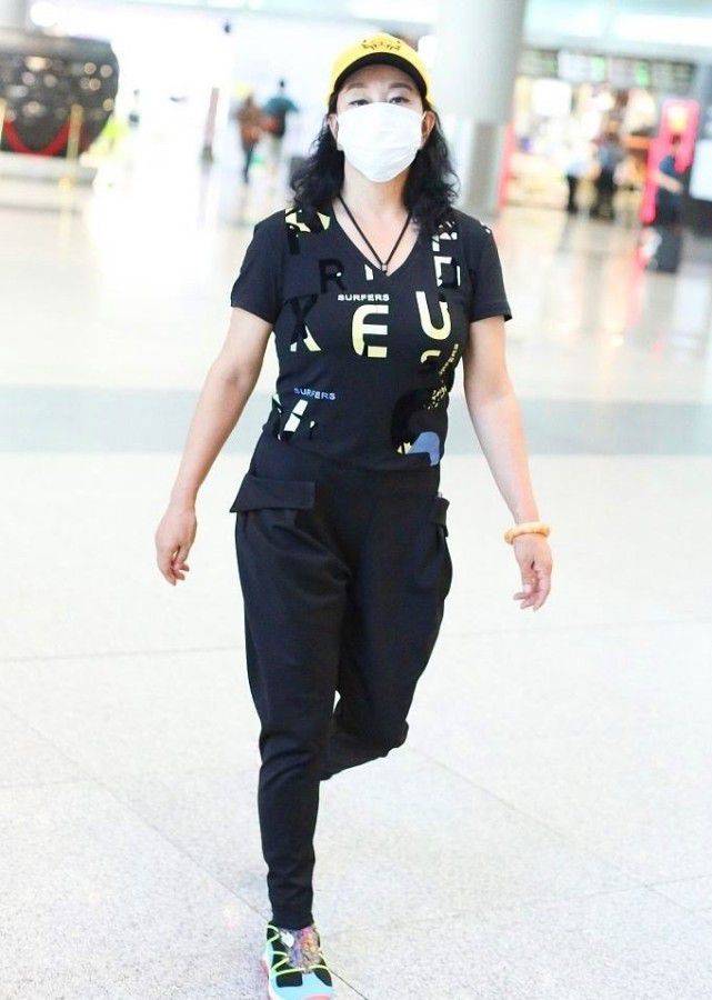 效果|谁说女人到了一定年龄就又老又丑？刘晓庆第一个不服，68岁照样美