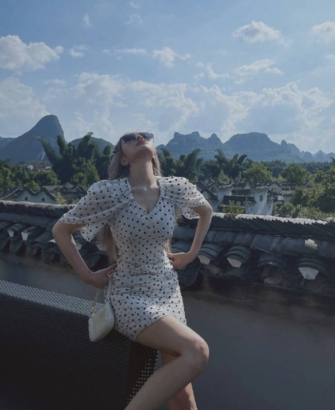 设计|周扬青晒照P图太狠，但穿紧身波点裙秀出曲线，仍能看出身材好