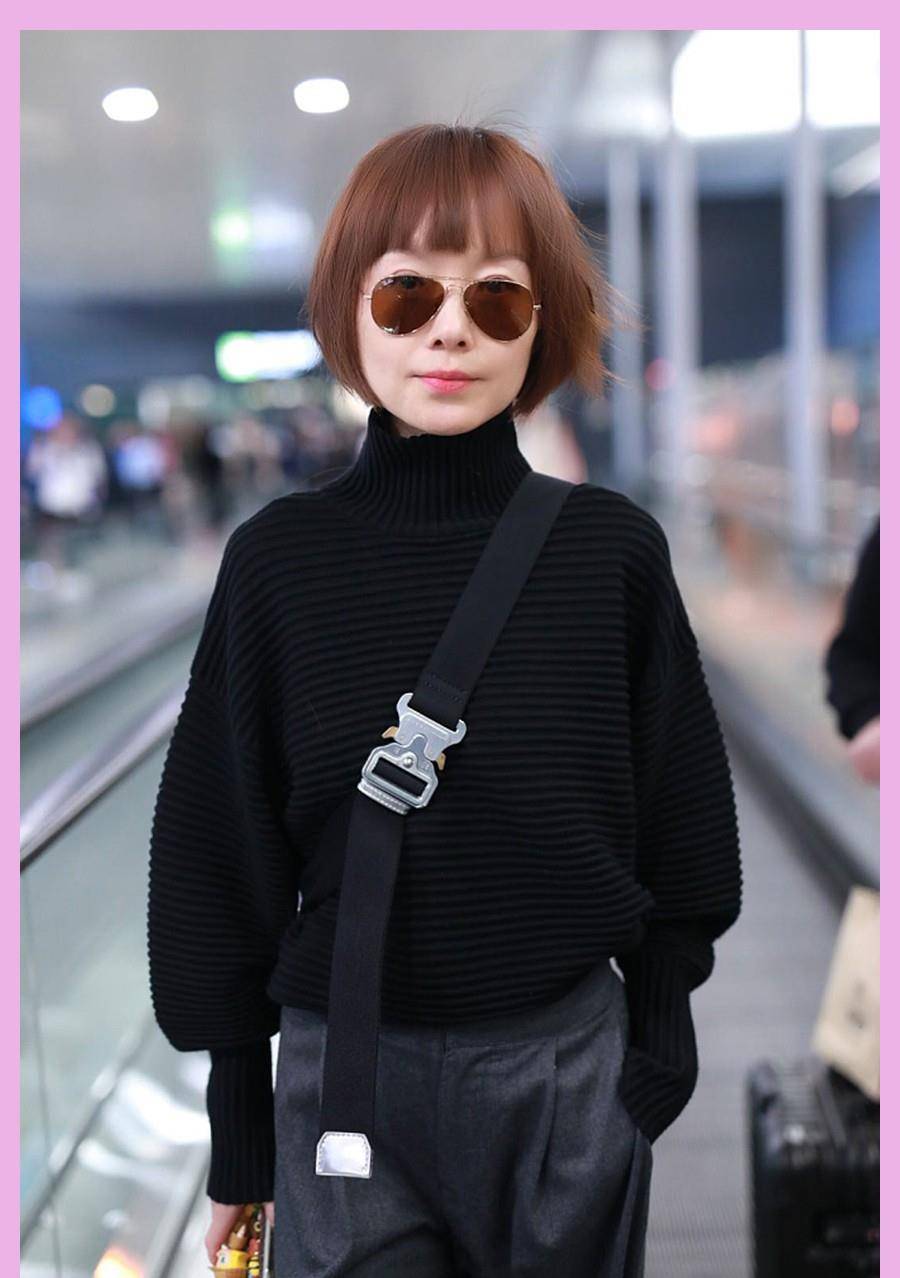 黑色|49岁鲁豫终于不再乱穿！高领毛衣搭西裤，法令纹很明显，看出老了