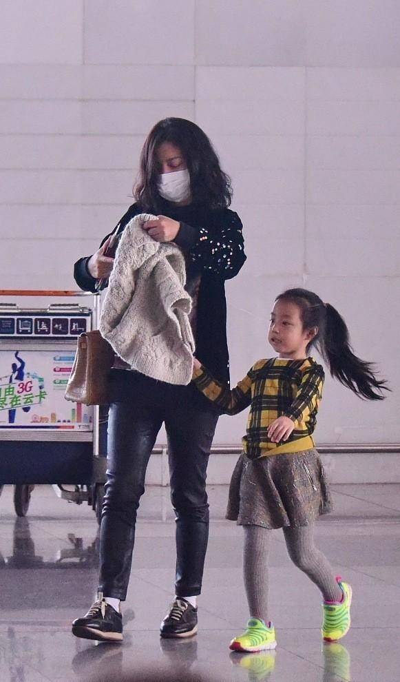 进行|赵薇素颜和普通人没啥两样，发型凌乱很真实，但女儿的颜值真挺高