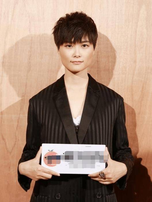 李宇春|李宇春高颜值演绎不对称西装, 简直是被歌手耽误的超模!
