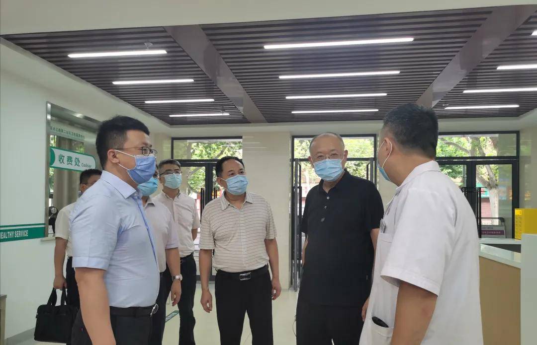 碑林区区长马翔到太乙路第二社区卫生服务中心调研