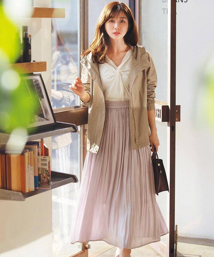 细节|建议中年女人,开春尽量少穿修身裤,膝下裙和高跟鞋,时髦又优雅