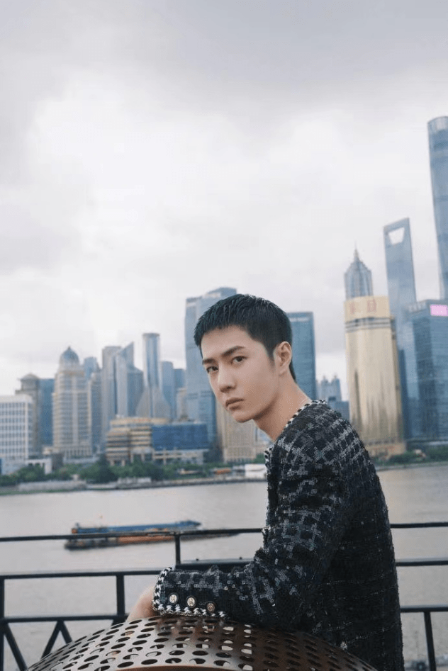 黑色|王一博生图和精修图差别挺大，感觉脸胖了一圈，但穿搭依旧在线