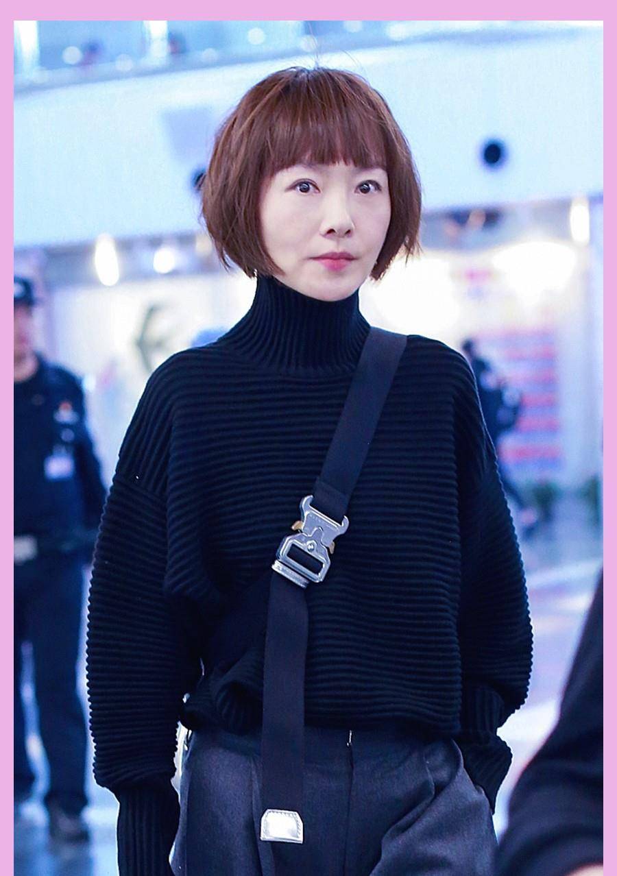 黑色|49岁鲁豫终于不再乱穿！高领毛衣搭西裤，法令纹很明显，看出老了