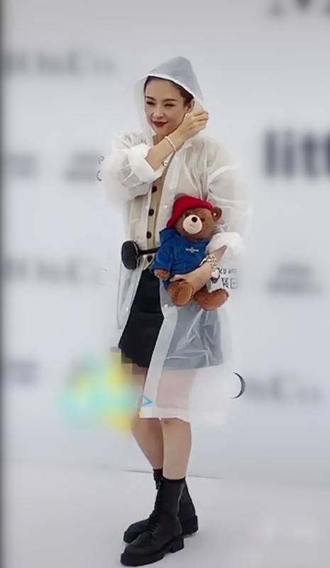 时尚|章子怡不愧是“国际章”,“塑料雨衣”看似廉价,却难掩高级感