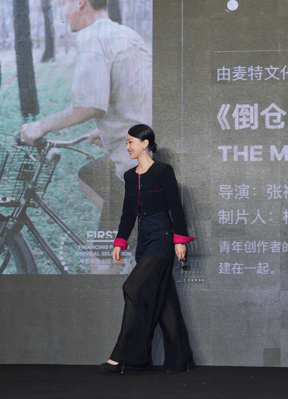 一身|周迅这高级感真让人服气,穿牛仔短裤下面拼薄纱,意外灵动又优雅