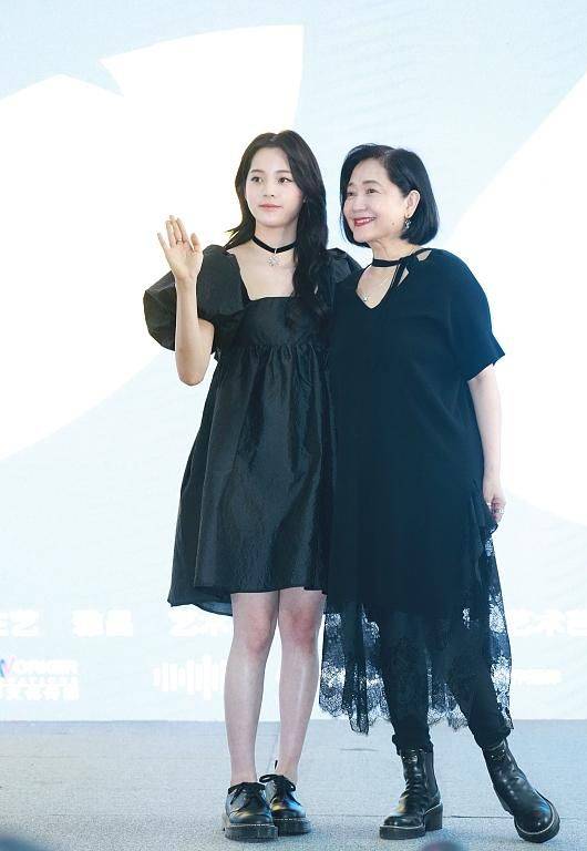 黑色|欧阳娜娜妈妈罕见和女儿同框，59岁还有玉女感，肌肤比女儿更白皙