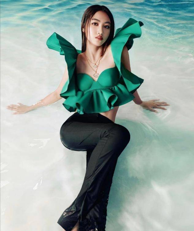 风头|任达华17岁女儿首登T台，同台刘雯长腿抢尽风头，180身高太瞩目