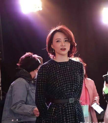 设计|著名主持人董卿真会穿，一袭黑色修身连衣裙知性温婉，干练利落