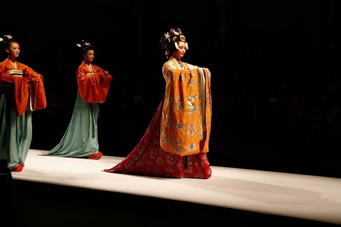 文化|巴黎时装不算什么，当中国汉服走上国际时装周，外国人都被惊艳了—素锦青衫