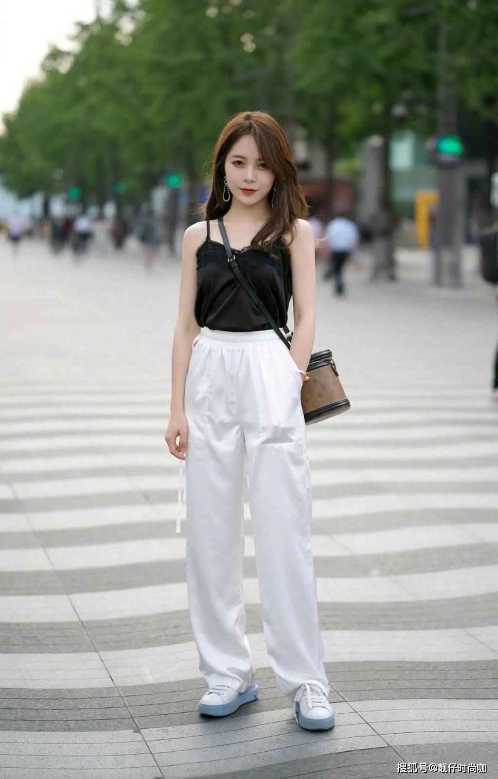 场合|“阔腿裤”穿出女性时髦感，适合各种场合，遮赘肉与无形