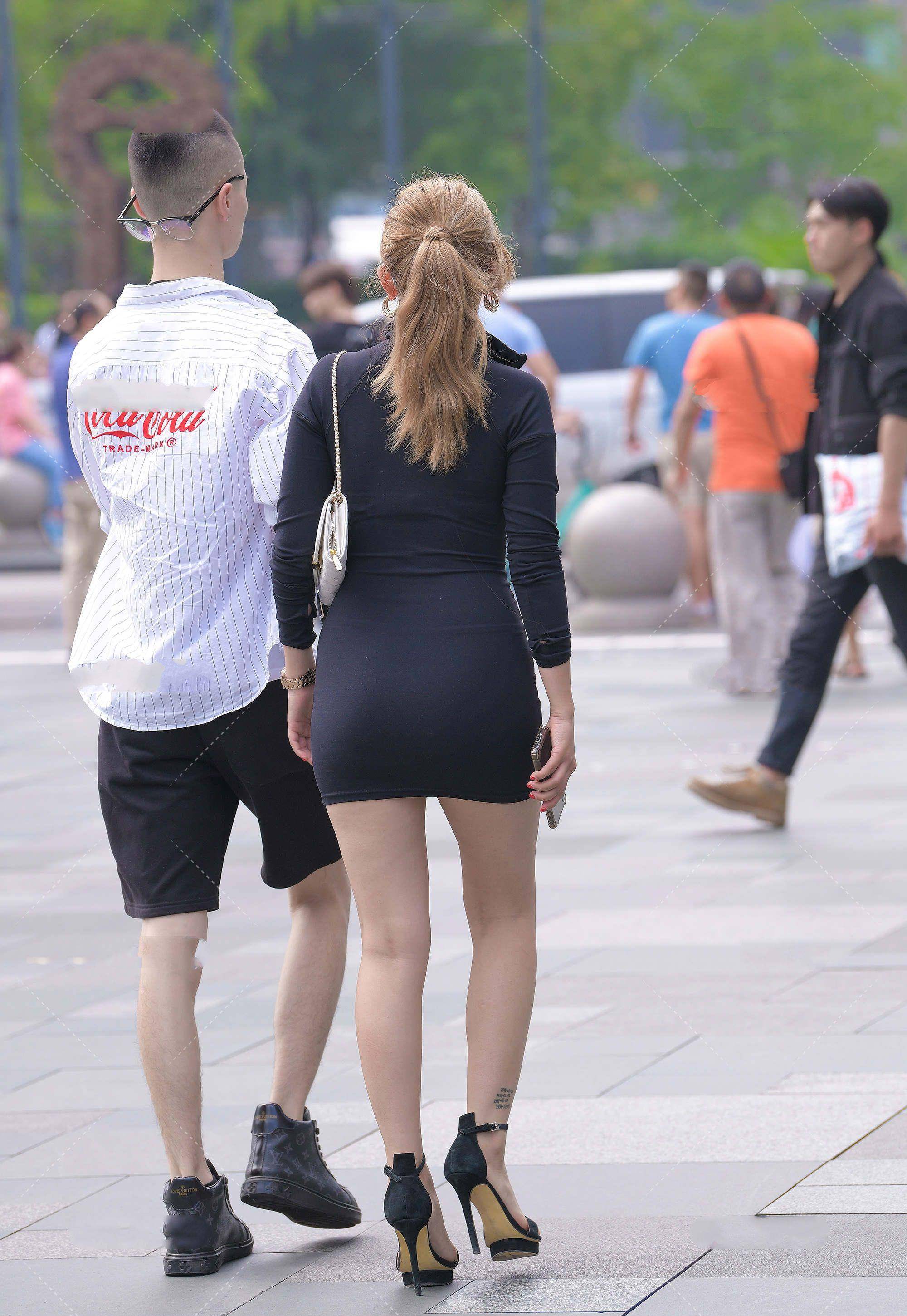 石英|黑色立领修身连衣裙,黑色一字带高跟鞋,尽显高级时尚