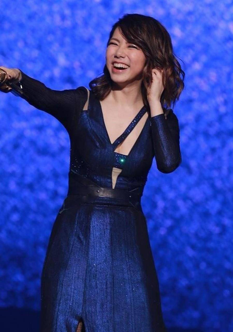 曲线|邓紫棋豁出去了？穿背心秀曲线，黑网袜太辣眼！身材157cm里罕见