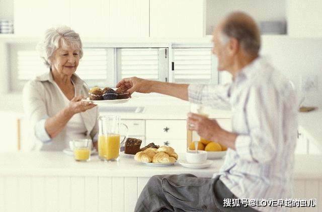 时间|不论男女,起床后若坚持做这5“件事”,长寿或会不请自来!