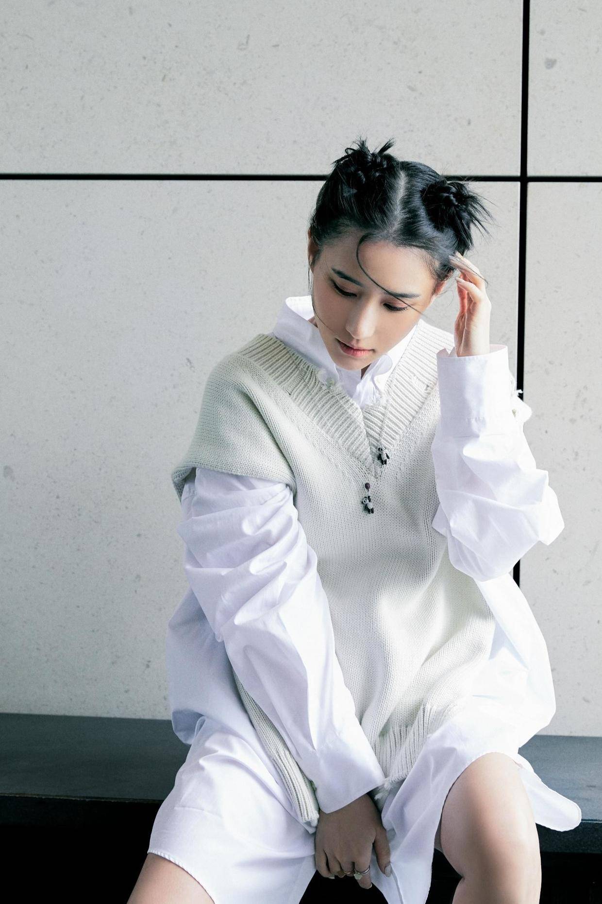 亮片|何超莲不愧是豪门千金，穿着一件薄纱亮片上衣配阔腿裤，高级洋气