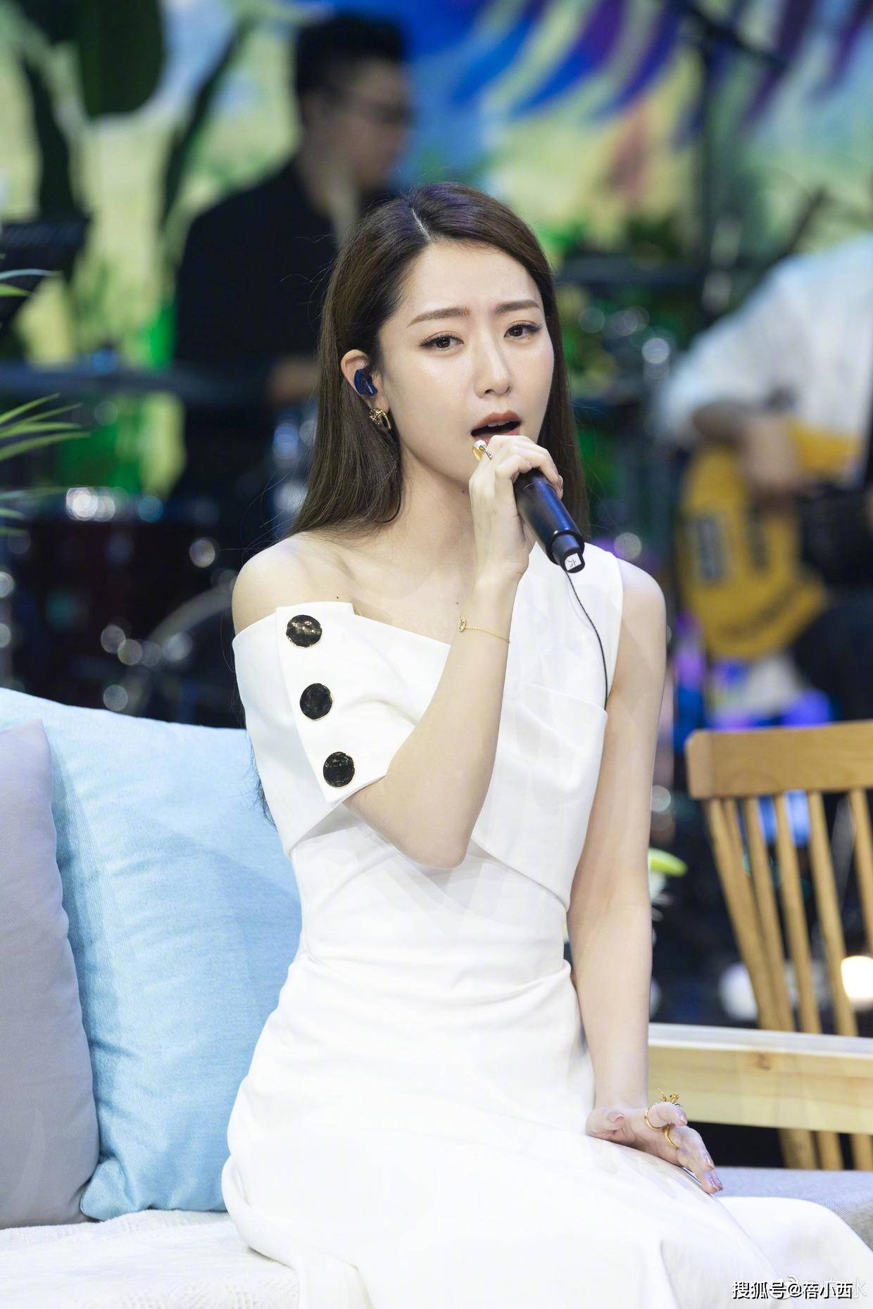 女神|白冰真是“妈系女神”代表,穿蓝T恤配打底裤超减龄,不像80后