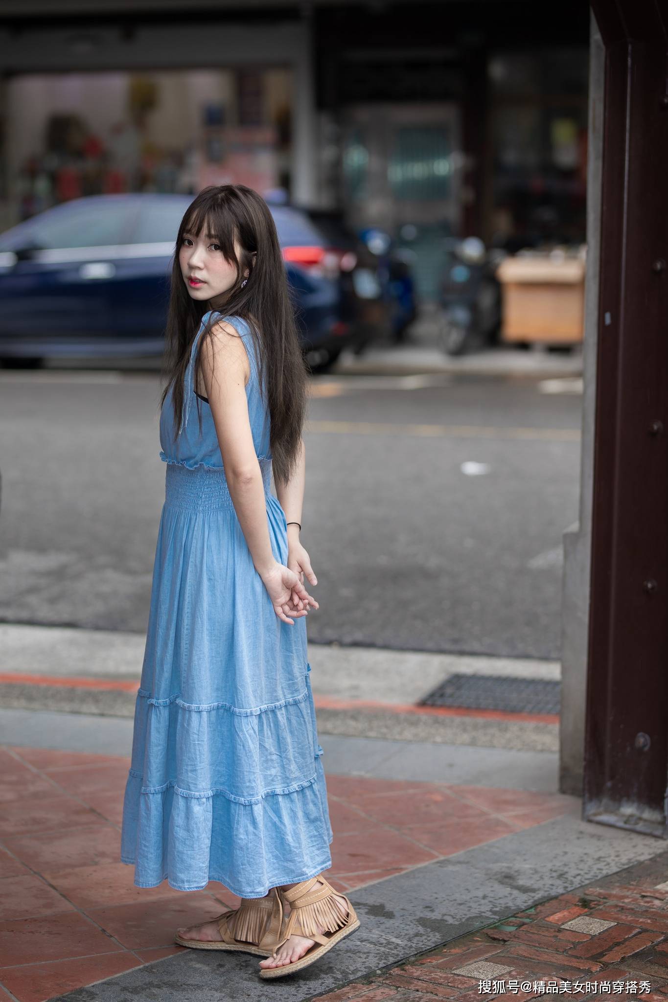 线条美|浅蓝色的牛仔无袖连衣裙,搭配一双个性时尚的凉鞋,简约优雅