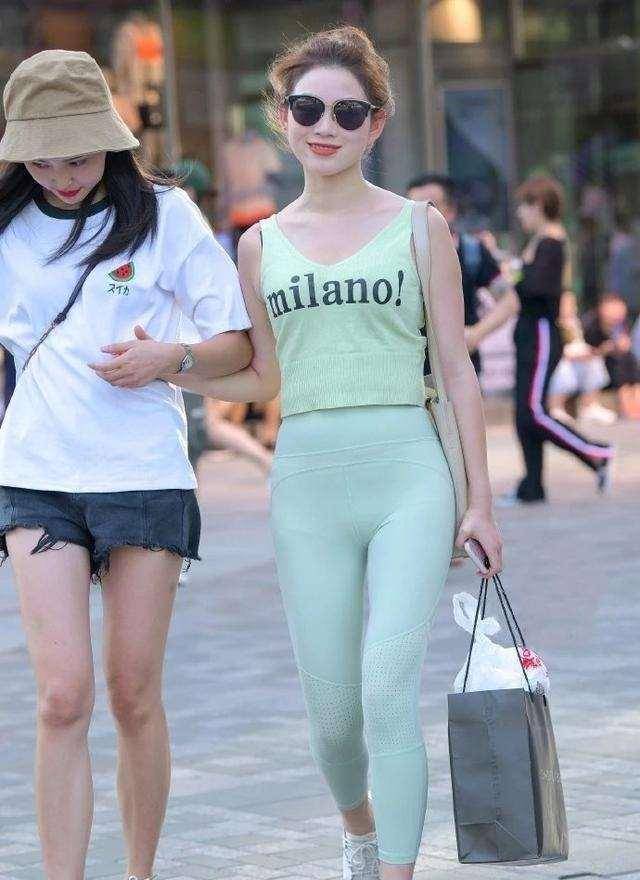 职场|奔四的女人不要穿短裙，“打底裤”才更吃香，时髦修身游刃有余！