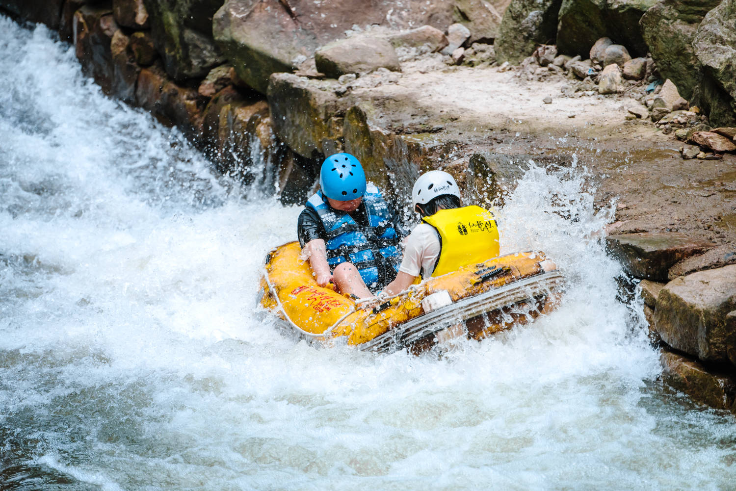 极限挑战何洛洛张彬彬的夏天去哪玩最新取景地安吉仙龙峡漂流