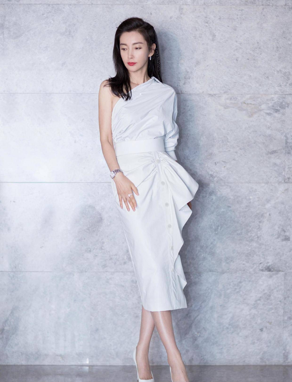 李冰冰|李冰冰才是“冻龄女神”，48岁了依然?拥有细腰美腿，身材绝了！