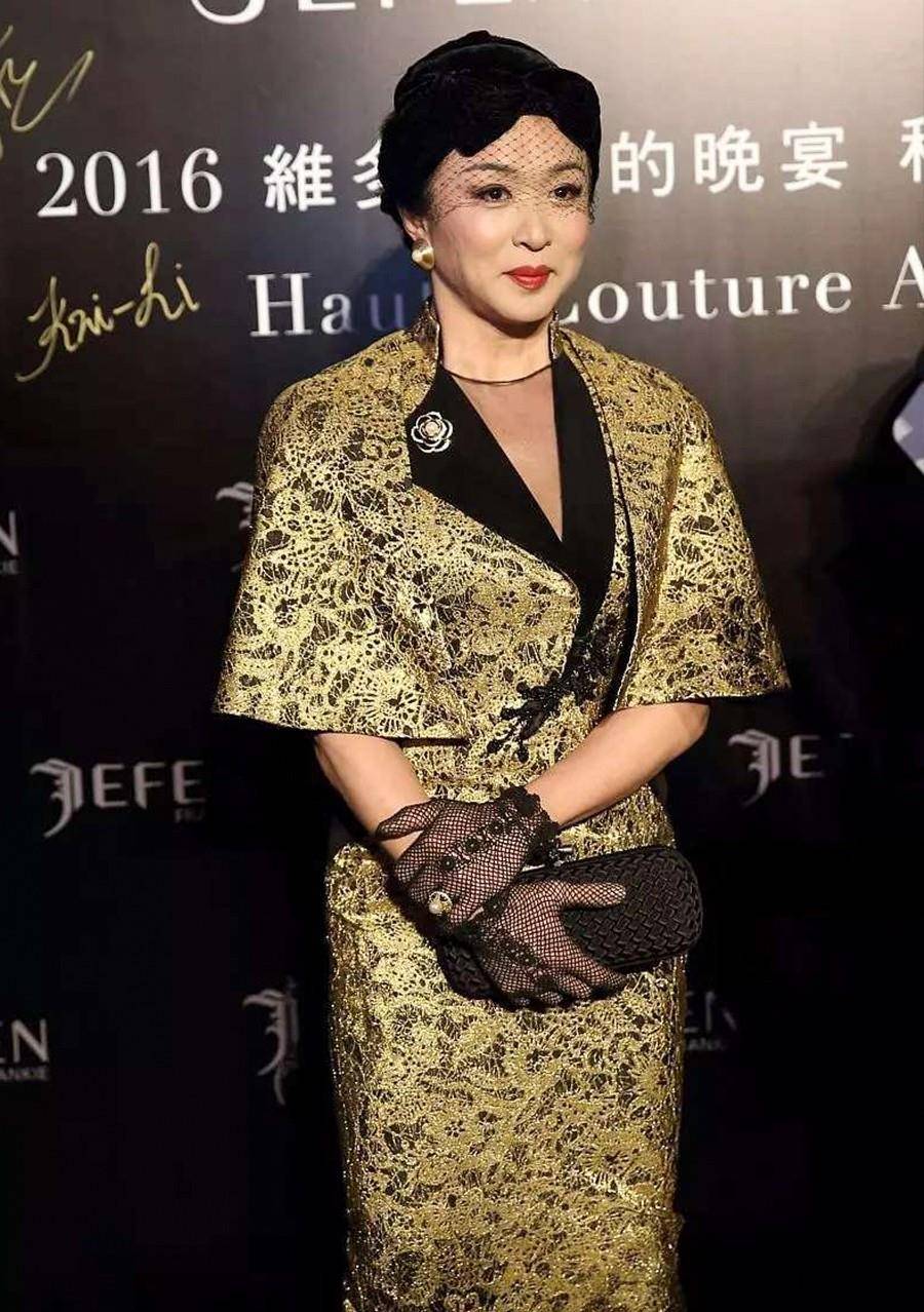 设计|金星越来越敢穿，斗篷旗袍被撑得好满，细腰翘臀哪能看出是60后