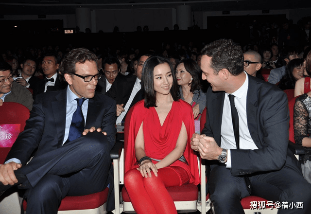 黑色|董洁要引领穿搭新潮流，为吸睛穿红丝袜秀美腿，换了别人就俗气了