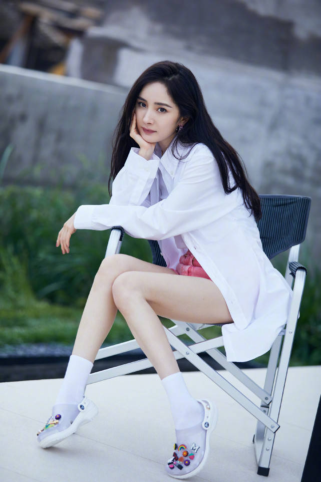好身材|杨幂再秀纤细美腿惹人羡，打扮清纯甜美，颜值能打似妙龄少女