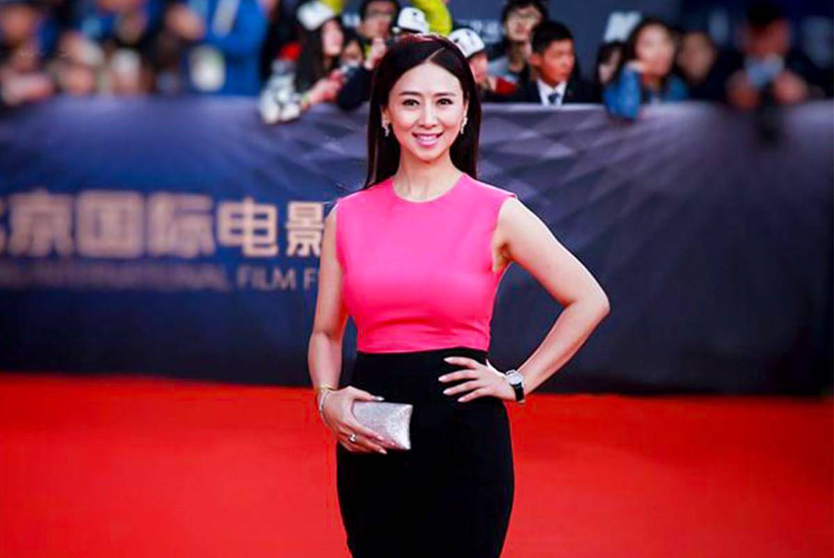 设计|51岁翁虹该服老了！穿礼裙秀曲线身材，无袖露出手臂赘肉，太尴尬