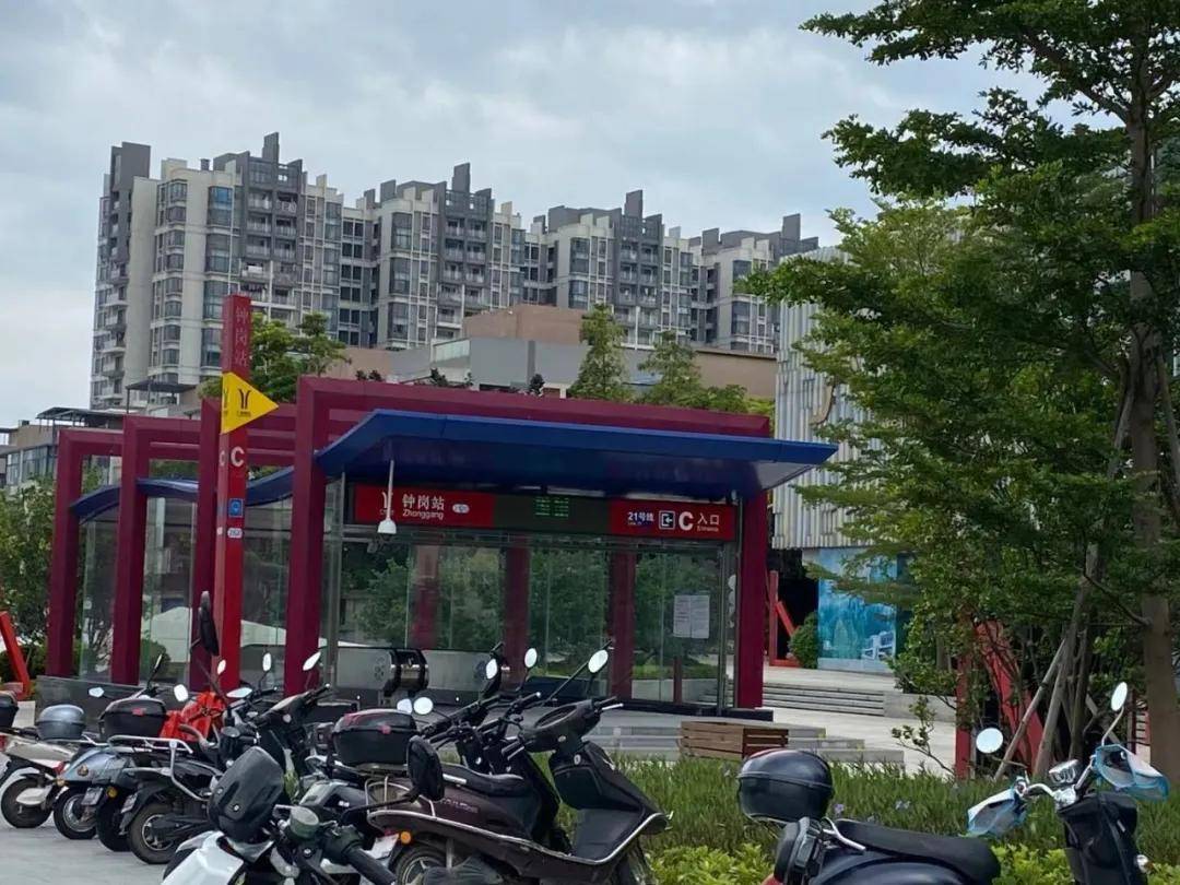 值得注意的是,据地图测距,创基天璟距离最近的钟岗站,直线距离仅有约