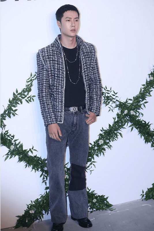 黑色|王一博生图和精修图差别挺大，感觉脸胖了一圈，但穿搭依旧在线