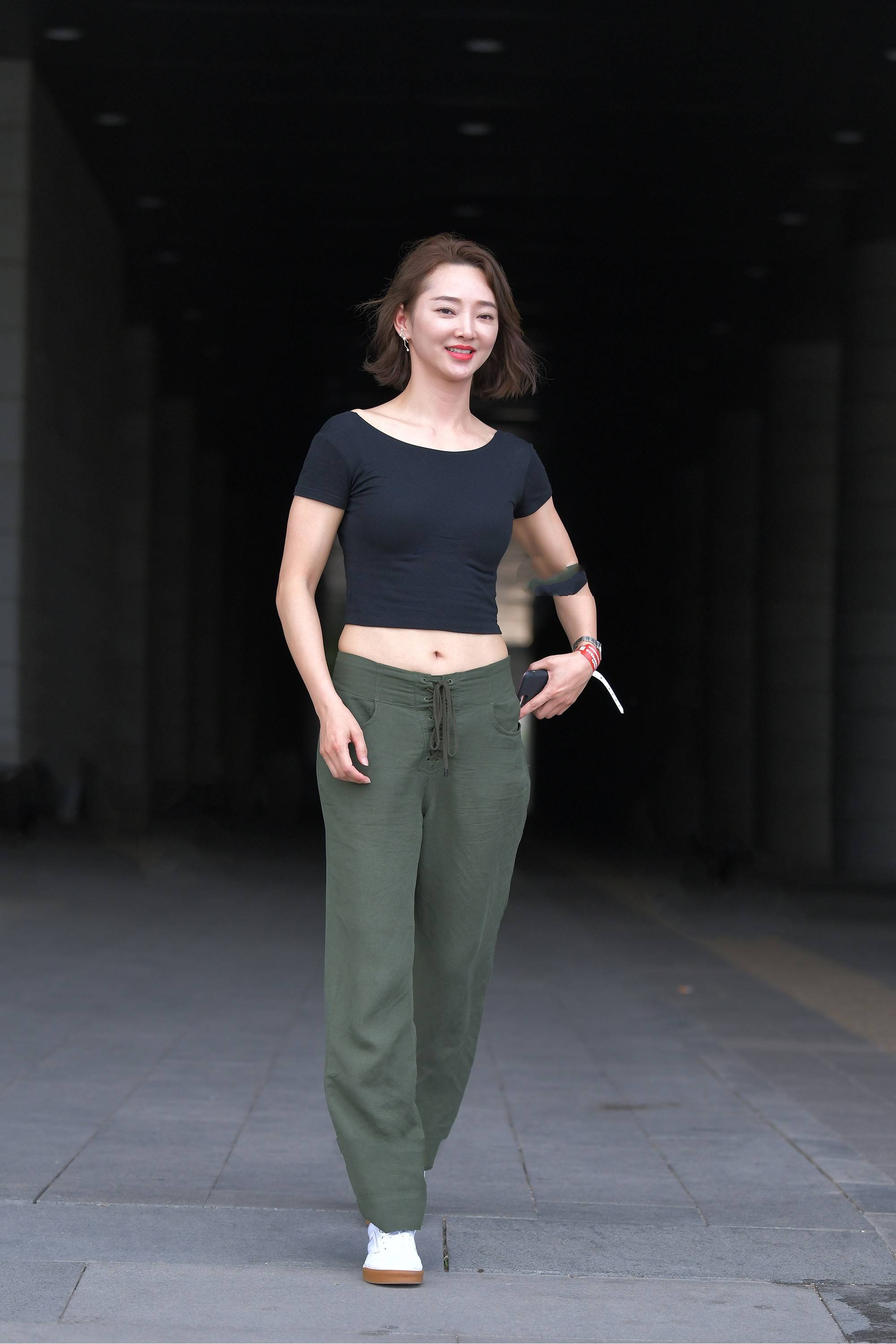 黑色|黑色修身短袖搭配绿色工装裤，简单时尚，青春减龄