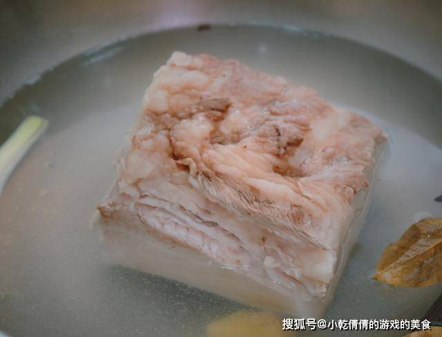 做法|春节做梅菜扣肉，谨记“1煮2炸3蒸”，扣肉油亮红润，好吃不腻