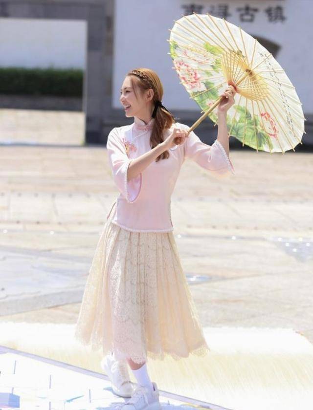 马尾|张雨绮不愧是时尚女王，穿粉色衬衫搭配半身裙亮相，大秀绝美身材