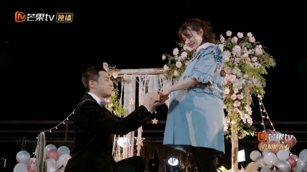 信任|麦迪娜怀上二胎孕肚明显，走路笨重挽着姜潮胳膊，夫妻街头秀恩爱