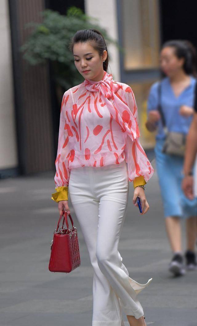 变化|白色清新吊带搭配黑色修身打底裤,身材火爆,气质复古动人