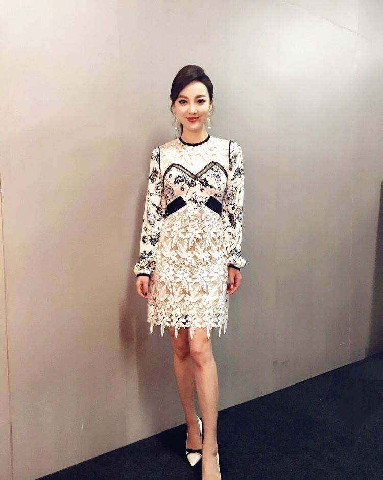 唯美|安徽主持“一姐”余声，才貌双全衣品好，穿礼服搭配如少女般迷人