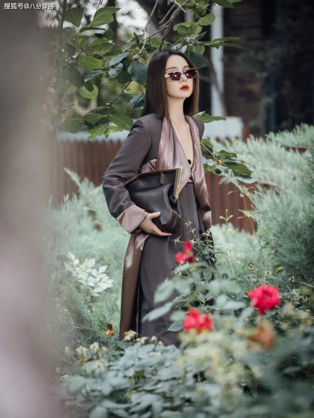 卫衣|戚薇又不好好穿衣了，穿个性连体裤大方秀气质，惊艳又有气场