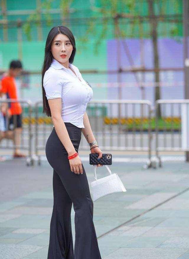 蓝色|柳腰细腿的瑜伽裤美女，少不了休闲裤装的修饰，破洞款式